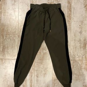 Lululemon On The Fly jogger, velvet trim